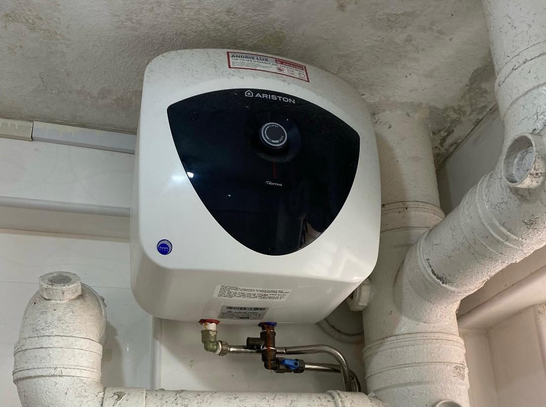 Newly installed storage water heater with new copper and brass connections